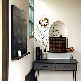 女性の、4LDK、家族住まいの「玄関/入り口」についてのインテリア実例