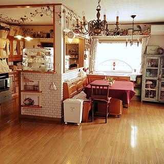 部屋全体/ドライサンキライガーランドも秋色/果実酒シロップ棚DIY/チャーチチェア/アンティークステンドグラス...などのインテリア実例 - 2016-10-08 20:40:21