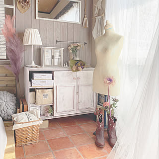 女性の、1DK、一人暮らしの「ベッド周り」についてのインテリア実例