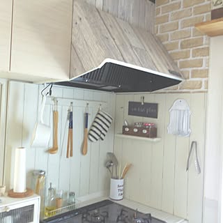 キッチン/セリアリメイクシート レンガ/壁紙屋本舗 古木風壁紙/レンジフードにもリメイクシート/板壁...などのインテリア実例 - 2015-05-23 22:44:00