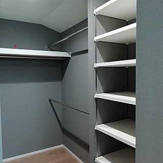 ウォークインクローゼット グレーの壁紙のおしゃれなインテリアコーディネート レイアウトの実例 Roomclip ルームクリップ