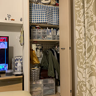 女性の、4LDK、家族住まいの「リビング」についてのインテリア実例