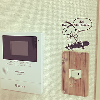 玄関/入り口/木目シールは百均/スイッチ押すのがニヤける♡/インターホン横/RCはじめてから、毎日が楽しい♪...などのインテリア実例 - 2018-03-22 00:42:28