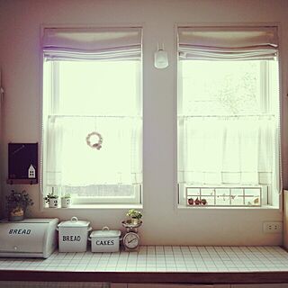 キッチン/3coinsのカフェカーテン/ホーロー/室内グリーン/手づくり窓枠風飾り...などのインテリア実例 - 2014-05-01 07:53:39