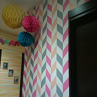 女性の、3LDK、家族住まいの「壁/天井」についてのインテリア実例