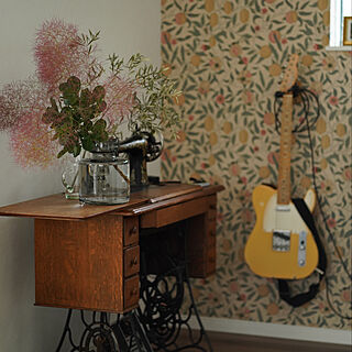 ウィリアムモリスの壁紙/ギターアンプ/ギターのある部屋/ギターハンガー/花のある暮らし...などのインテリア実例 - 2021-06-06 20:20:09