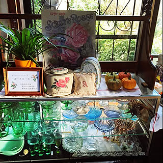リビング/ショーケース内の物達は販売品です.:*✧/レトロなガラスショーケース‧˚₊*̥/カボチャの置物/ハロウィンカラー...などのインテリア実例 - 2018-10-26 22:24:10