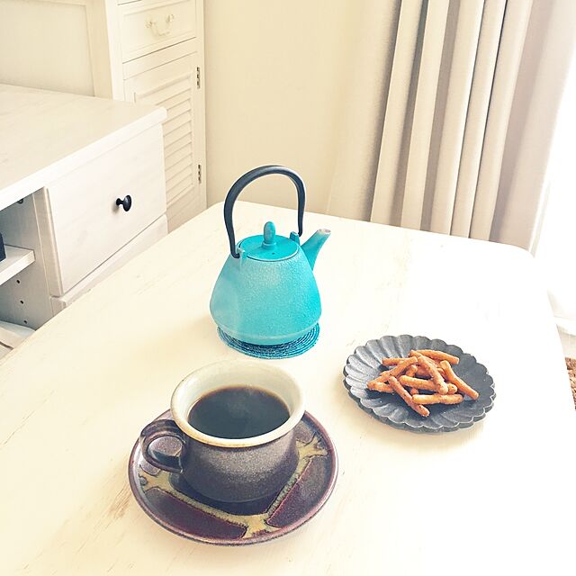mooooonの-深紅色コーヒーカップとお皿のセットの家具・インテリア写真
