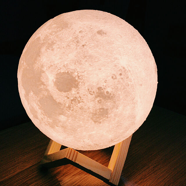 smileybottsuの-月型ライトLUNA LIGHT-ルナライト 18cm USB充電式 LED照明 ムーンライト 月型ランプ 月光 3Dプリント 無段階調光 温白色 オレンジ色切替 かわいい ボールランプ 寝室間接照明 フロアライト スタンド照明の家具・インテリア写真