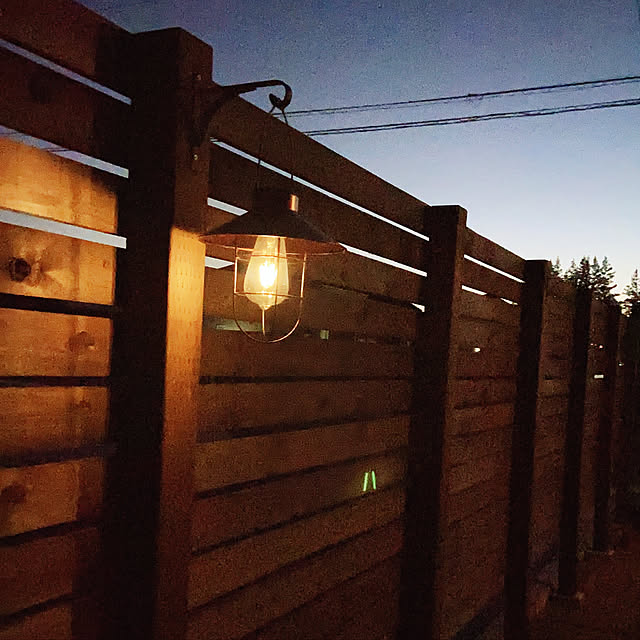 RinのLangxu-Solar Light-ソーラーランタン ガーデンライト LED 庭園灯 電球型 アンティーク調 防水 自動点滅 ペンダントライト ソーラーライト おしゃれ 玄関先 歩道 庭 ガーデン ベランダ 屋外 キャンプ 飾り (ブロンズ)の家具・インテリア写真