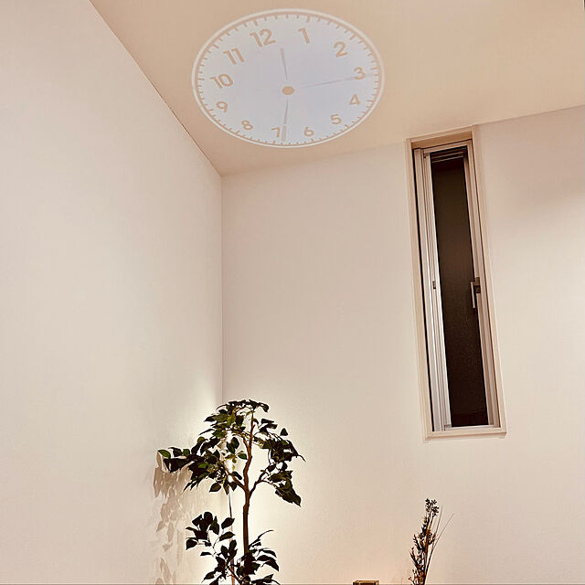 spStudioのタイヨウ商社-壁に映し出される不思議な時計！LED投影プロジェクターデジタル時計 プロジェクタークロック 置時計 掛け時計 リビング/ベッドルームに最適 コンパクト4色フィルム付 17×10×5.5cm,Whiteの家具・インテリア写真