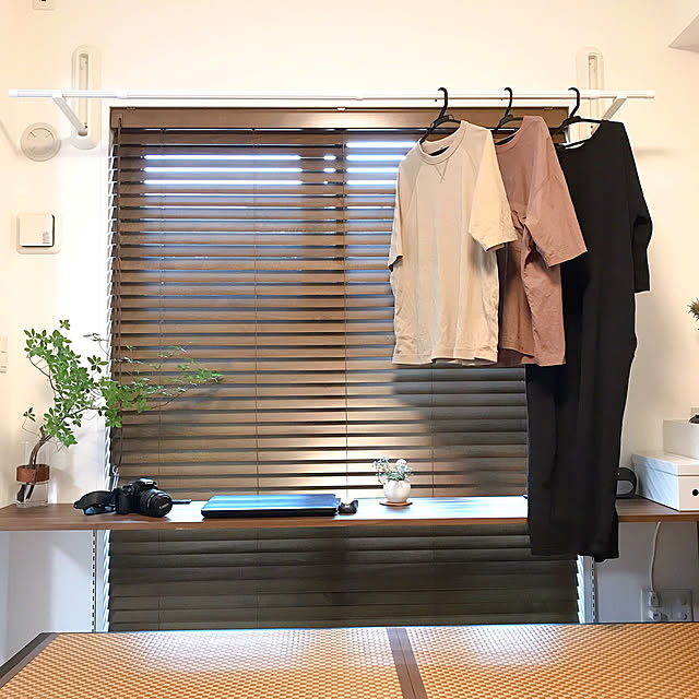 makiの-物干し 室内 壁付け 新生活 シンプル 伸縮 省スペース 日本製 部屋干し 雨の日 梅雨 花粉 冬 雪 屋内 竿 収納 物干し竿 簡単 浮かせて干す 200cmの家具・インテリア写真