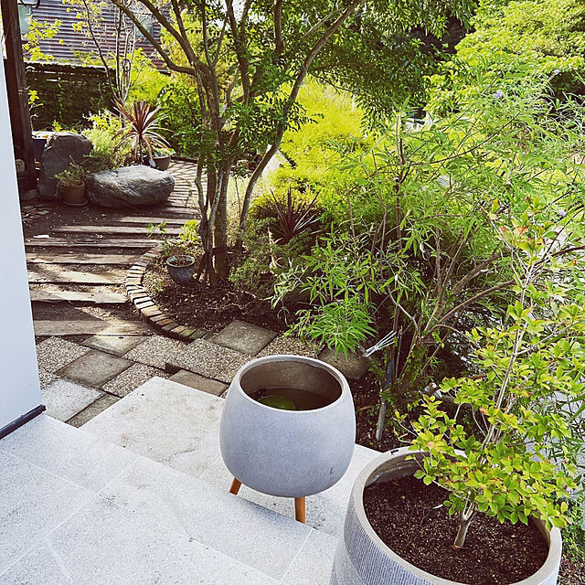 okeisanshimainomamaの-植木鉢 カバー ファイバークレイ 丸型 ハイタイプ脚付き 42×51の家具・インテリア写真