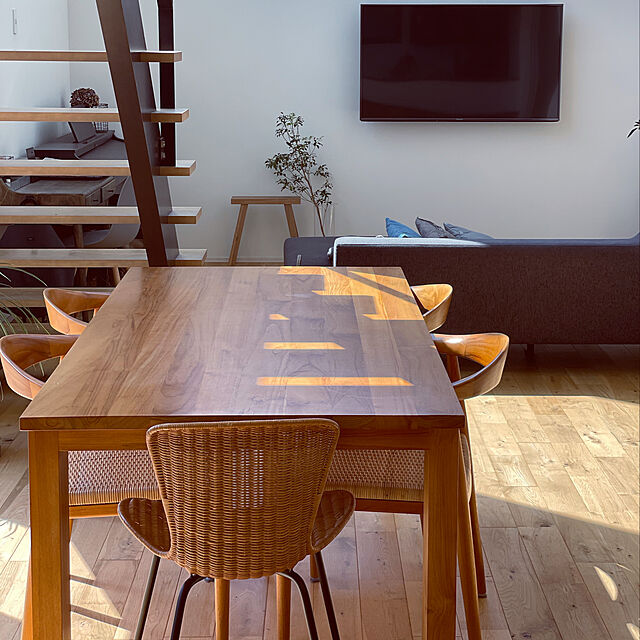 KAORUのラタンワールド-チーク無垢材使用 ワックス仕上げダイニングテーブル 天板裏もシャープなデザイン【iventy】 (ナチュラル) テーブル 机 ダイニングテーブル 食卓 木製 の家具・インテリア写真