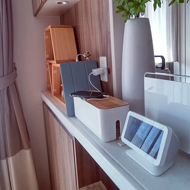 mamiのCalife-Calife 北欧インテリア 電源タップ & ケーブルボックス テーブルタップ収納ボックス 蓋は改良され竹製になり 竹製&樹脂製 (白/ホワイト)の家具・インテリア写真