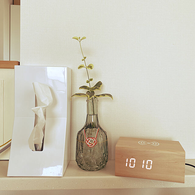 junの株式会社DAYBREAKER-置時計 多機能 おしゃれ めざまし時計 bluetooth スピーカー qiワイヤレス充電 インテリア 北欧 木目調 卓上時計 温度計 LED アラームクロック 大音量 自然木色の家具・インテリア写真