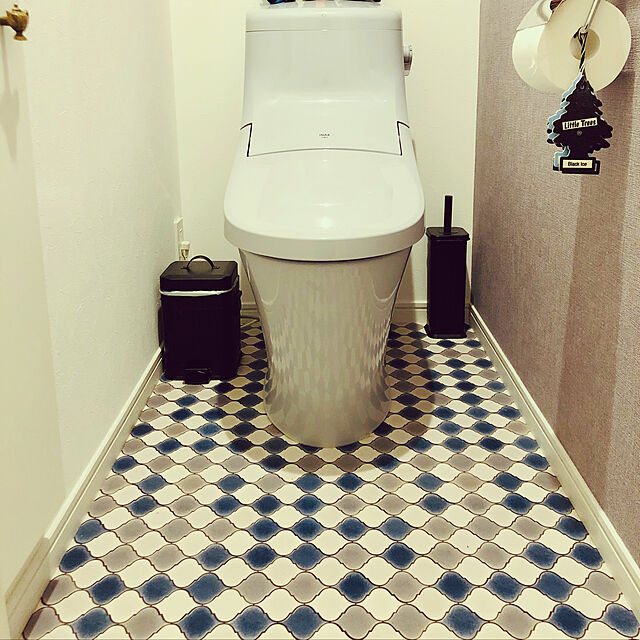 Has.RockUkeyの-トイレブラシ 掃除道具 トイレ用品 蓋付き おしゃれ スタイリッシュ スリム 角型 スチール 新生活 一人暮らし マット加工 白 黒 シルバー Galva toilet brushの家具・インテリア写真