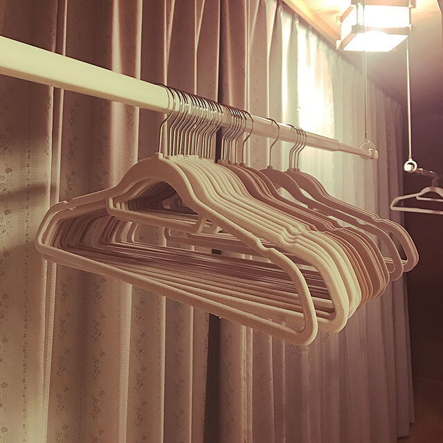 Ya-Koの-すべらない　ノンスリップハンガー　50本セット 白　ごく薄いベージュ色 ハンガー　洋服掛け　衣類ハンガー　輸入　コストコ　送料無料の家具・インテリア写真