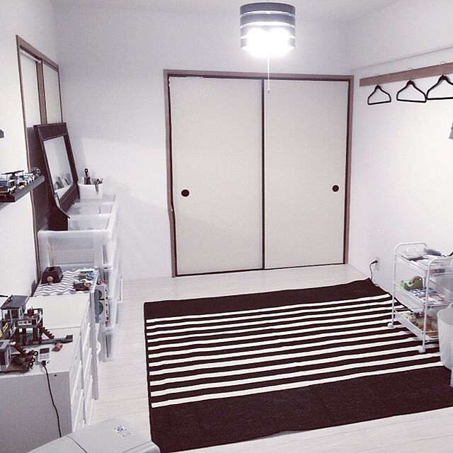akaneの-綿混ラグカーペット『 ボーダー 』サイズ：200×200cmカラー：ブラック、イエロー、オレンジ、ブラウンの家具・インテリア写真