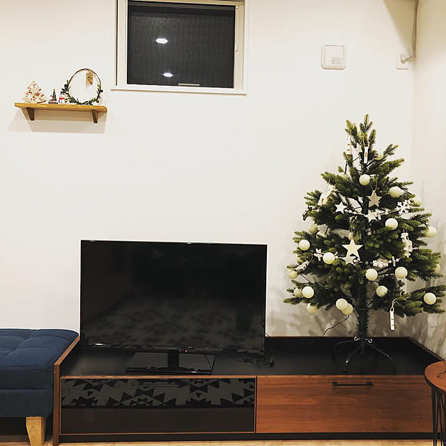 alkaliの-クリスマスツリー ツリー 北欧風 おしゃれ 150cm オーナメント付き 木製 クリスマスツリーセット オーナメントセット 収納 スリム 飾り ライト LED 電飾 christmas tree 星 松ぼっくり付き かわいいの家具・インテリア写真
