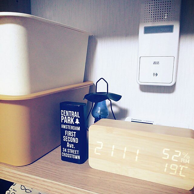 pimemamaのFiBiSonic.JAPAN-FIBISONIC 目覚まし時計 デジタル 置き時計 LED 大音量 アラーム 多機能 カレンダー付 温度湿度計 省エネ 音声感知 USB給電 電池 木目調 ナチュラル風（茶・白字）の家具・インテリア写真