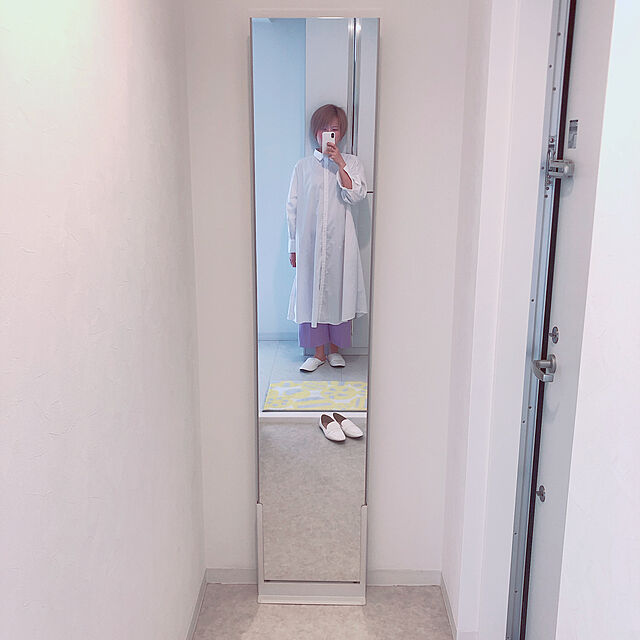 tsukushiの-どこでもミラー TATTA スタンドミラー 鏡 姿見 自立式 壁掛け ミラー おしゃれ ロング 玄関 全身鏡 スリム 全身ミラー 壁面ミラー シンプル 一人暮らし 立てかけ 日本製 コンパクトフィルムミラー 新生活 割れない鏡 180cm 大型ミラー モダン 高級感の家具・インテリア写真