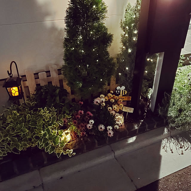 Qtaroの-LEDイルミネーションライト ソーラー ストリングスライト 100電球 10m 電飾 8種光るパターン IP65防水 飾り クリスマス・ツリー パーティー フェアリーライト 装飾 結婚式 誕生日 室内 室外 ガーデンライトの家具・インテリア写真