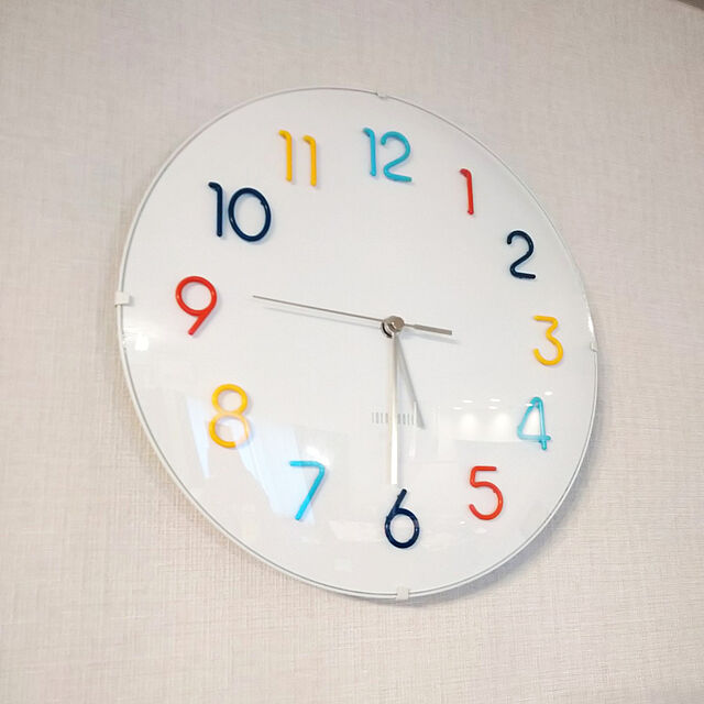 matildaのイデア-IDEA LABEL 電波ラウンドウォールクロック カラフル【イデアレーベル 掛け時計 壁時計 デザイン雑貨 電波掛け時計 北欧】の家具・インテリア写真