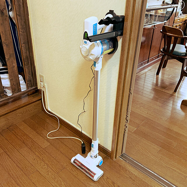 ToruのJASHEN-掃除機 コードレス サイクロン JASHEN スティッククリーナー LEDライト付 超軽量1.13KG 充電式 長時間 壁掛け 30分間長時間稼動 PSE認証済 ブルー バージョンアップの家具・インテリア写真