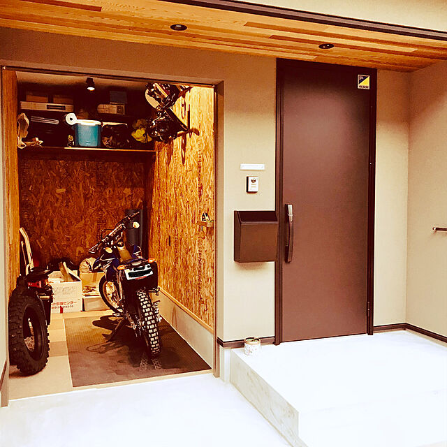 takaの-サーフボードラック 壁掛け 斜め掛式 アームラック V型 サーフィン スノーボード 収納の家具・インテリア写真