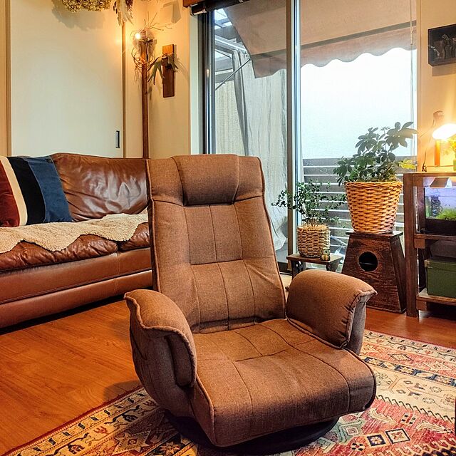 AKiCHiの-座椅子 回転式 折りたたみ 座イス 肘掛け付き 14段 リクライニング ハイバック 回転座椅子 1人掛けソファー リラックスチェア フロアソファーの家具・インテリア写真