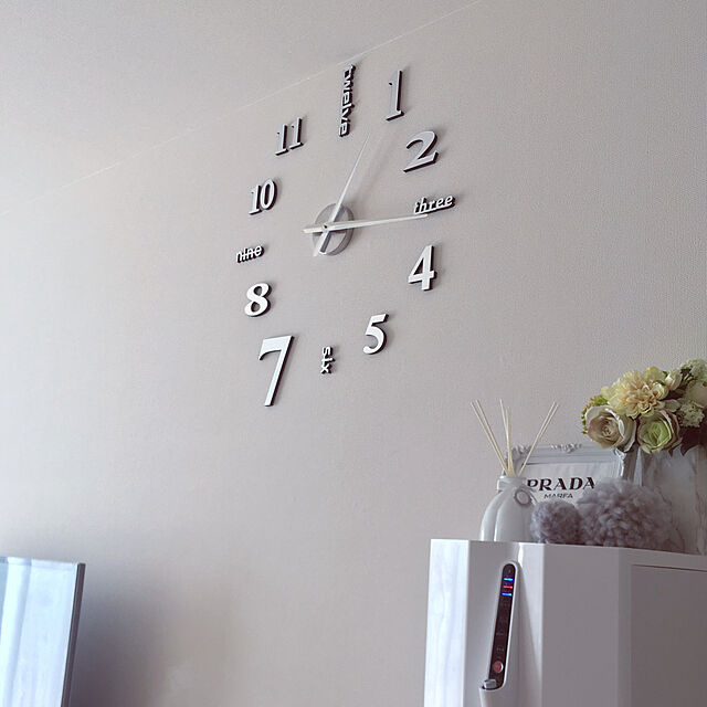 noji521のhotzzzjp-掛け時計 手作り DIY 壁時計 インテリア 室内 ウォールクロック ウォールステッカー ローマ数字と英語 時計を壁面に自由に設置できる シンプル 部屋装飾 簡単なおしゃれ時計 クロック (シルバー)の家具・インテリア写真
