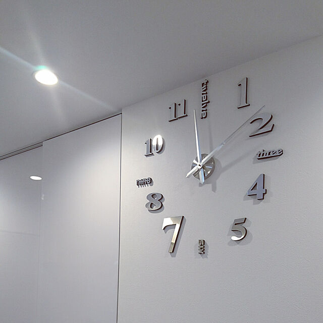 -Y-K-M-R-のhotzzzjp-掛け時計 手作り DIY 壁時計 インテリア 室内 ウォールクロック ウォールステッカー ローマ数字と英語 時計を壁面に自由に設置できる シンプル 部屋装飾 簡単なおしゃれ時計 クロック (シルバー)の家具・インテリア写真