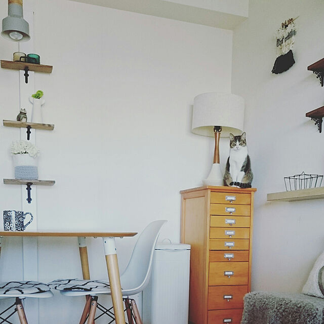 sumosarozaの-リサラーソン（Lisa Larson）　ミアキャット (MIA cat) ブラウン （Sサイズ)｜猫グッズ 猫雑貨 猫 ねこ 置物 ｜ ミアミニ 陶器の置物 北欧雑貨の家具・インテリア写真