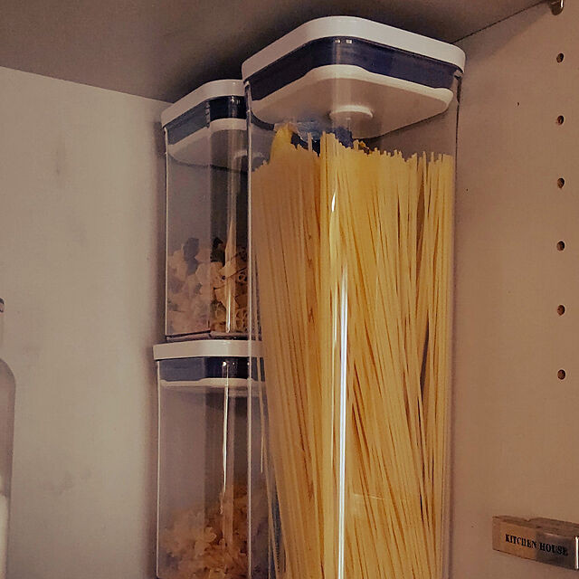 kanzakiのOXO-OXO オクソー ポップコンテナ スモールスクエア トール 2.1L 11233800 保存容器 プラスチック 密閉 調味料 食品 保存 キャニスター ストッカーの家具・インテリア写真