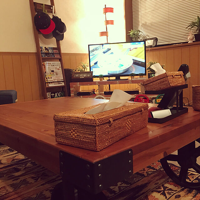 tomiharuの-コーヒーテーブル 木製 ローテーブル 幅110cm オールドパイン材 パイン古材とアイアンを組み合わせた斬新でかっこいいリビングテーブル 車輪のようなキャスター付きの家具・インテリア写真