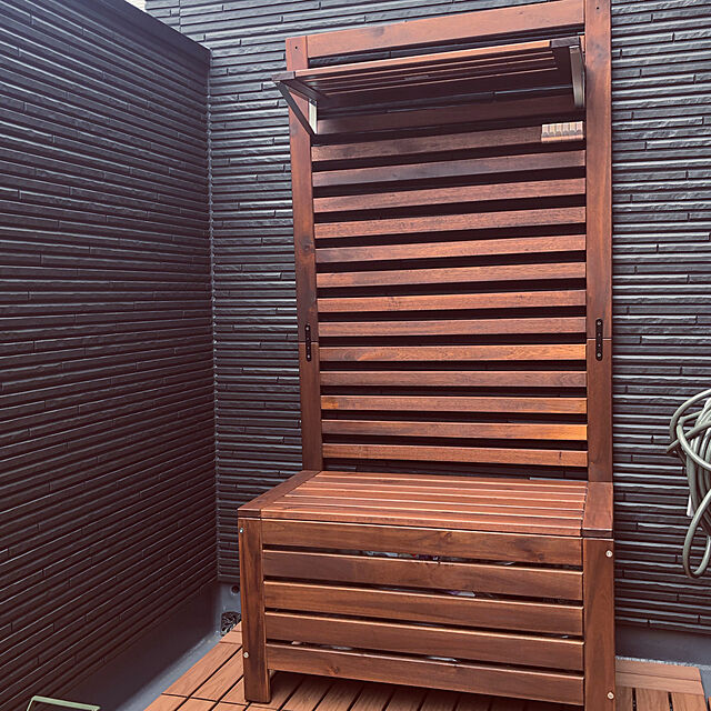minotakeのイケア-ÄPPLARÖ エップラロー 収納ベンチ ウォールパネル＆シェルフ付き 屋外用の家具・インテリア写真