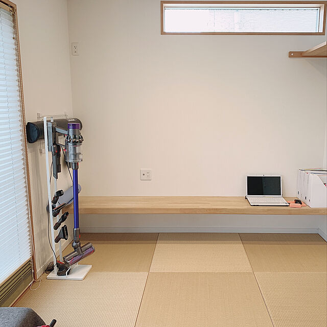 yukaのtower-山崎実業 3559 コードレスクリーナースタンド プレート ホワイト 掃除機の家具・インテリア写真