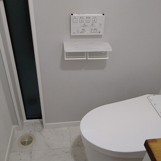 yukaの-トイレットペーパーホルダー 2連 おしゃれ ツインタイプ 木製 ペーパーホルダー トイレ 棚付2連紙巻器 パイン材 アイアン 異素材ミックス ブラック ホワイト 収納 ディスプレイ DECORA TOILET PAPER HOLDER ISSEIKIの家具・インテリア写真