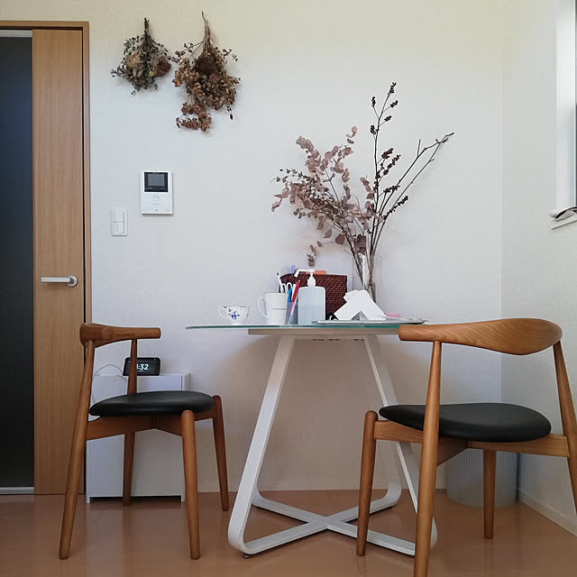 mmssのWill-Limited.-Arc Chair（アークチェア） 木製 エルボーレスト（肘置き）付き ダイニングチェア | 北米産ホワイトアッシュ材使用 北欧 ナチュラル ブラウン 木 肘掛 アームレスト シンプル 茶色 おしゃれの家具・インテリア写真