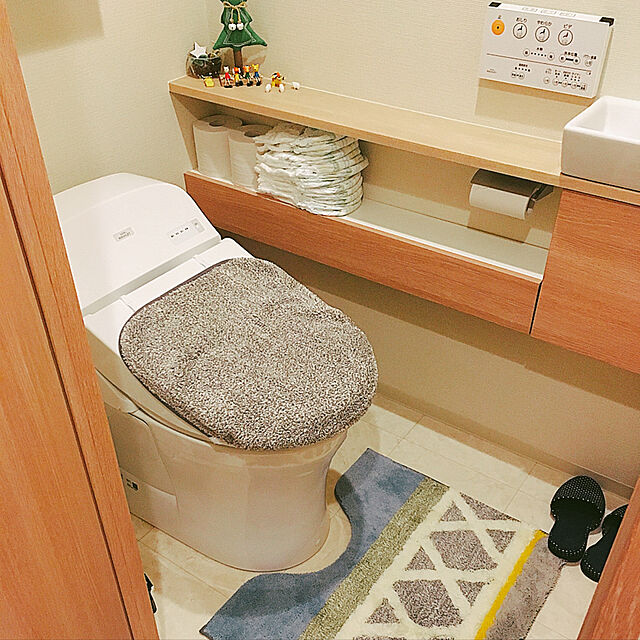 kawachanの生活スタイル-北欧風 トイレマット 蓋カバー 洗えるスリッパ 3点セット イッソエッコ (グレー)の家具・インテリア写真