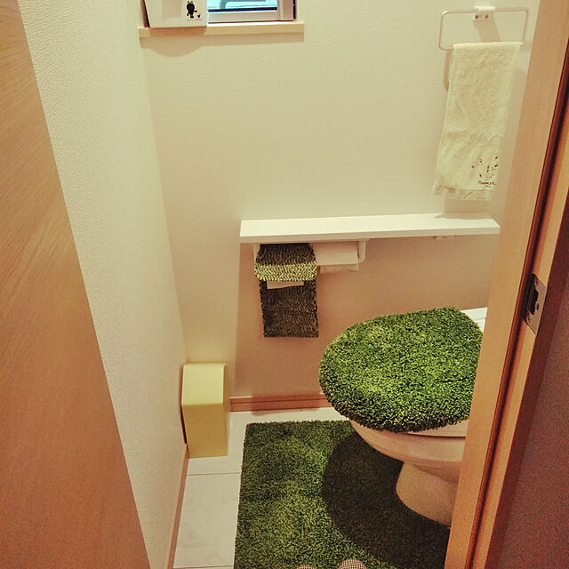 ysmamaの-芝生シリーズ トイレマット フタカバー ペーパーホルダー トイレ3点セット 洗浄暖房用 PHカバー 肌触り抜群 パイル SHIBAFU グリーン 緑 すべり止め加工 送料無料の家具・インテリア写真