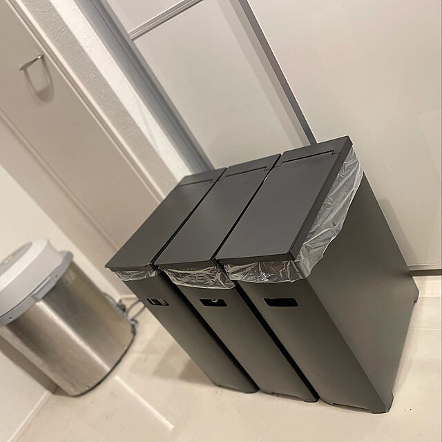 monotoneのtower-スリム蓋付きゴミ箱 (3個組)  SLIM 45L TRASH CAN WITH LID 45リットル/ゴミ箱/ごみ箱の家具・インテリア写真