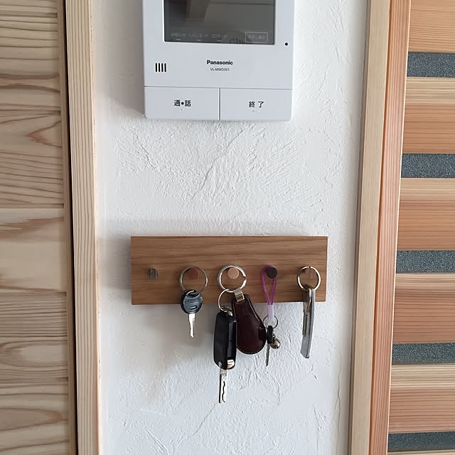 写真付きレビュー キーフック 壁掛け 鍵の置き場所に キーハンガー5 おしゃれ キーフック 木製 鍵フック オシャレ 無垢材 お洒落 玄関 鍵収納 カッコいい 壁掛 鍵掛け 手作り 天然木の鍵掛け カギ掛け カギ収納 鍵置き 日本製 シンプル センスが良い キーフック 存在感