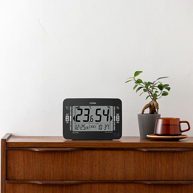 RHYTHMのリズム時計工業-リズム(RHYTHM) シチズン 高精度 デジタル 温湿度計 (電波時計 機能付き) カレンダー 環境目安表示 黒色 CITIZEN 13.2x18.6x5.3cm 8RZ232-002の家具・インテリア写真
