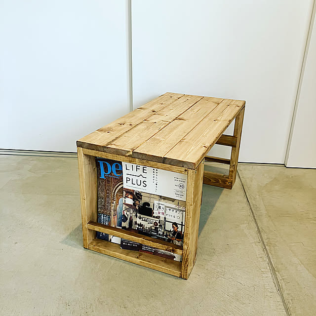 Tilcaraの-マガジンラック付き カフェテーブルの家具・インテリア写真