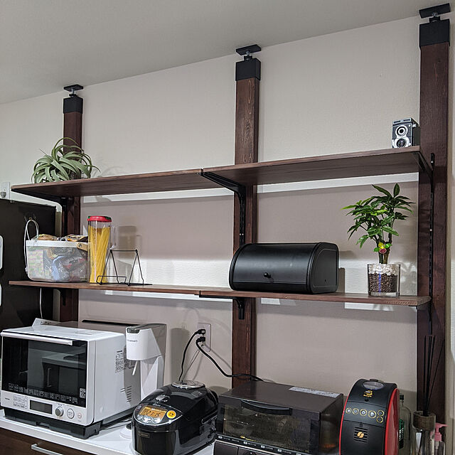 yuiの-ロイヤル 棚柱 ASF-1ブラック 600mm　チャンネルサポートの家具・インテリア写真