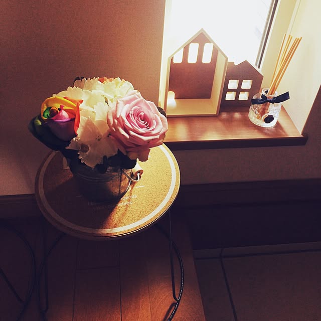 naokoの-レインボーローズ　アレンジ　虹色のバラ　送料無料　オランダ　誕生日　花　フラワー　結婚記念日　お祝い　開店祝い　還暦　長寿祝い　敬老の日　母の日　父の日　豪華　かご　バスケット　無限の可能性の家具・インテリア写真