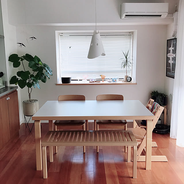 moi...の-アルテック Artek TABLE 82A テーブル 82A サイズ：150×85cm 厚み 5cm バーチ材 デザイン：Alvar Aalto 天板 ホワイトラミネート 脚部 クリアラッカー仕上げ ダイニング デスク フィンランド 北欧の家具・インテリア写真