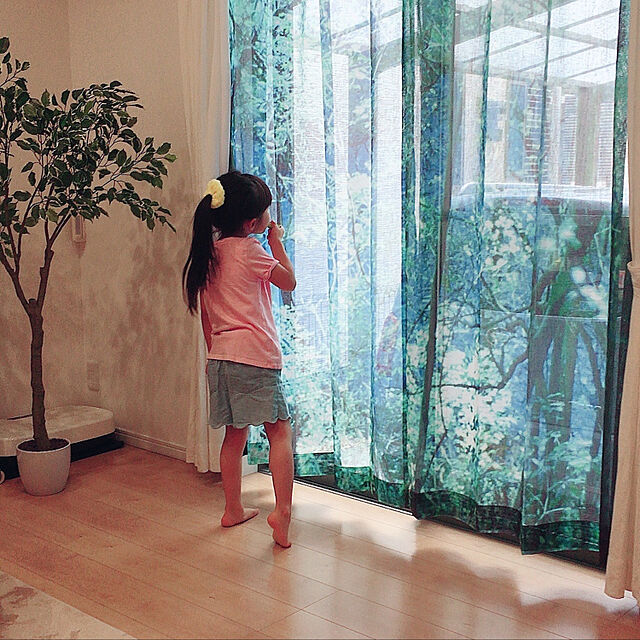 Mayukoの-渓谷を映した木漏れ日の麻入りUVカットレースカーテンの家具・インテリア写真